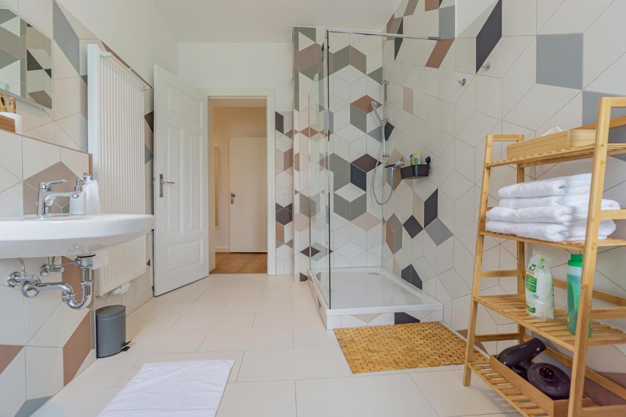 Modernes Apartment - Zentral, Ruhig, Wlan, Netflix, Kueche, Schreibtisch, Parkplatz, Waschtrockner Cottbus Buitenkant foto